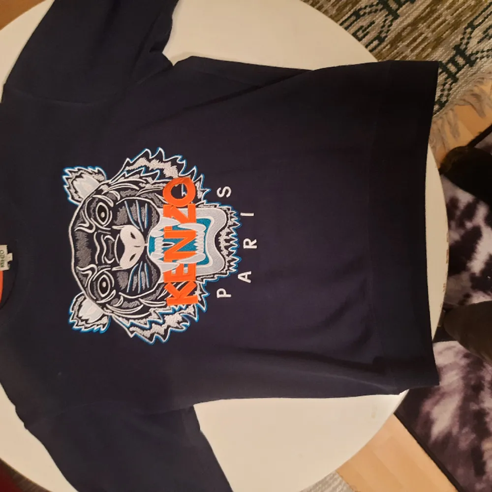 Classic Kenzo Crewneck  with an incredibly intricate and detaljed embroidery of a tiger on the chest. Of course authentic, good condition, see the pictures. Size L but also fits M Price, new: 2200 SEK ~200€. Hoodies.