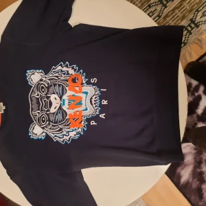 Kenzo Crewneck Tiger  - Classic Kenzo Crewneck  with an incredibly intricate and detaljed embroidery of a tiger on the chest. Of course authentic, good condition, see the pictures. Size L but also fits M Price, new: 2200 SEK ~200€