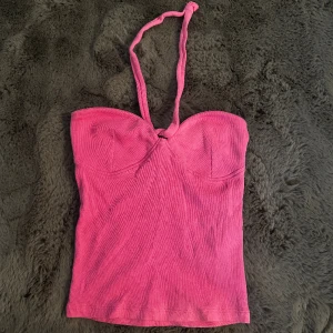 gina tricot halterneck topp - jätte fin topp till sommaren den är oanvänd eftersom den är för liten 💕