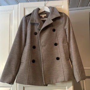 Kort kappa - En kort jacka/ kappa i storlek 34. Jättefint skick!