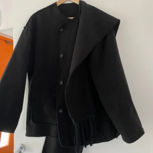 Toteme-inspirerad kappa - Säljer nu min Toteme-inspirerade jacka/kort kappa, storlek M men oversized. Kappan kommer med en tillhörande scarf/halsduk🧣