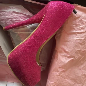 Klacksko  - Inköpta från Nelly, aldrig använda. Sugarfree shoes.