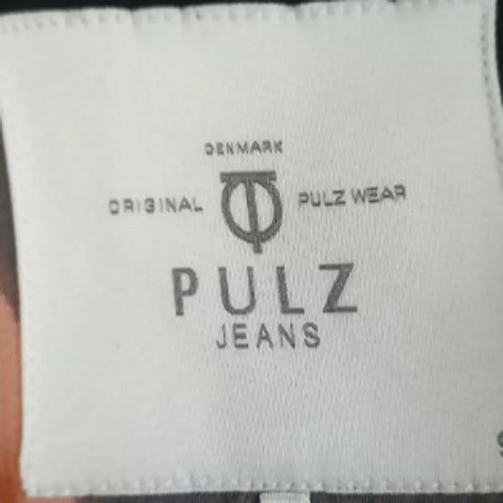 Säljer min Pulz jeans tunika pga att jag har köpt den i fel storlek. Storlek. S  Använd endast en gång.  Pris:199 kr Nypris:399. Toppar.