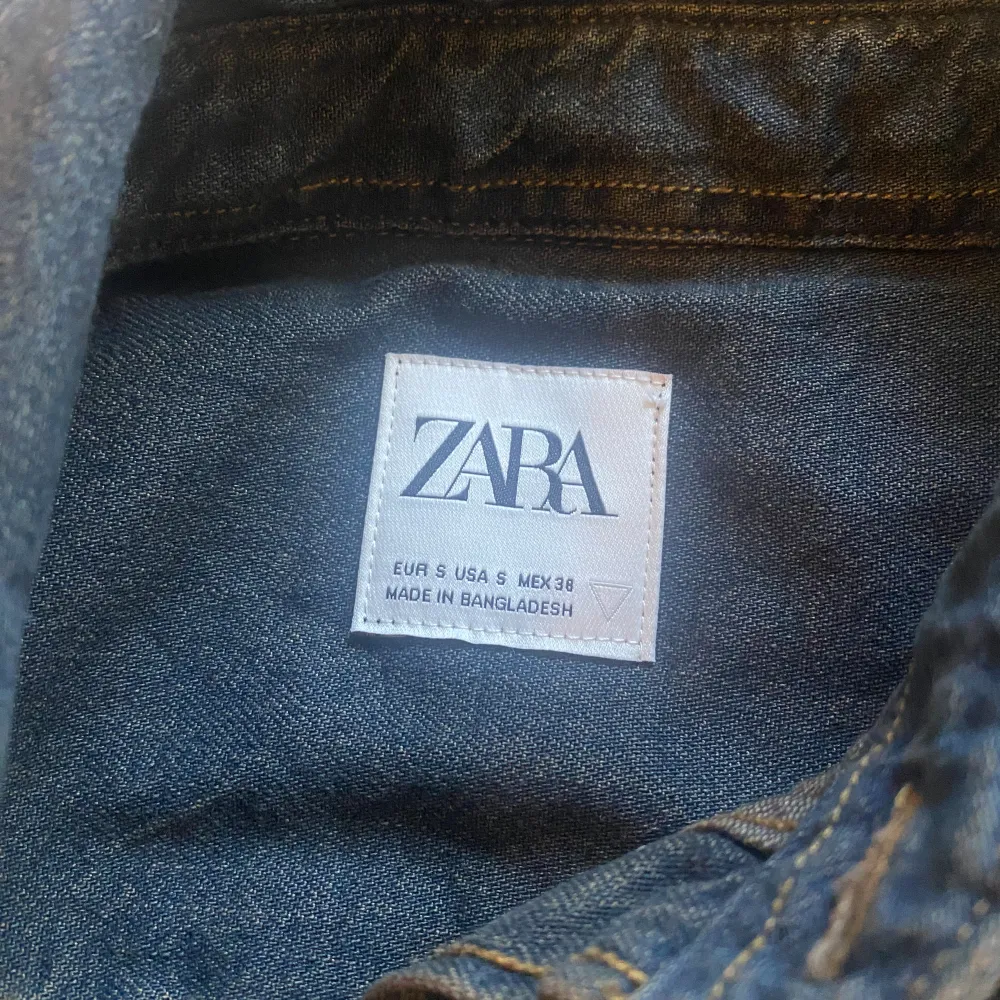 Small zara overshirt.(jeans jacka) För liten för mig. Använd i princip aldrig. . Skjortor.
