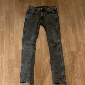 Replay Anbass - Tja! Säljer ett par feta replay jeans i modellen anbass och hyperflex, säljes pågrund av att storleken inte passade mig och använda ett fåtal gånger! Hör av dig vid minsta fråga.Nypris 1799! Mvh Sthlm-Resell💯