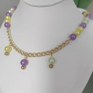 Halsband  - ett vackert halsband som kompletterar din skönhet.