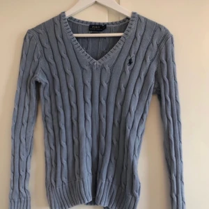Ralph Lauren sweater - Jättefin ralph lauren tröja! Säljer pga att den är liite för liten på mig! Smått tecken på användning som man inte tänker på. Inga hål eller liknande!  🫶🏼Använd gärna ”köp nu”!