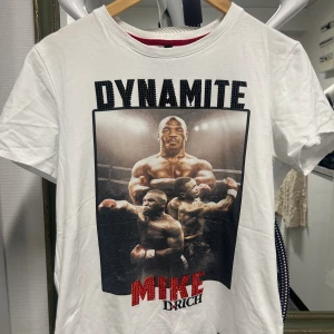 D.Rich T-shirt (medium) - En D.Rich T-shirt i storlek XL. Passar däremot perfekt för en Medium/Small.  Otroligt skönt material med coola nitar på. Använd några gånger och är i skicket 8/10.  Väldigt sällsynt och svårt att få tag på en liknande. Skriv för fler bilder. 