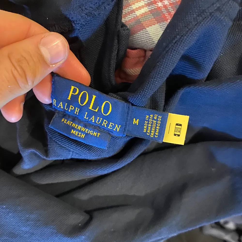 Svart Ralph Lauren skjorta i mesh. Den är som ny! Storlek M. Skjortor.