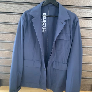 Sommar/ vår jacka (Field jacket)  - Snygg tunn vår/ sommar jacka i storlek ”M”, sitter perfekt och är otroligt snygg. En av jackans knappar saknas men annars är jacken i väldigt bra skick. 