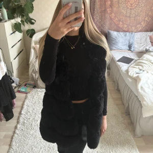 Pälsväst  - Så fin och mysig pälsväst i fauxfur från märket garoff. Storlek S/M 🩷🩷