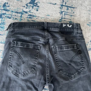 Svarta dondups - Säljer mina svarta dondups då jag vuxit ur dem. Köpta för 3499 men har använt dem en hel del och därav ett billigt pris.