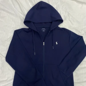 Ralph Lauren Zip Hoodie - Säljer nu denna riktigt feta Ralph Lauren zip Hoodie som endast använts några gånger. Storleken e M och skicket är 9/10. Ställ gärna fler frågor.