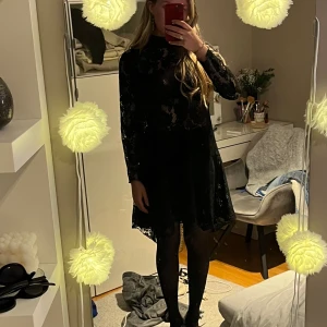 Svart spetsklänning - Genomskinlig på hela klänningen se andra bilden, jag har på bilden bh & thights men har även haft den med byxor och linne sen även små svarta träningshort💕går att styla på många sätt🥰 Bra skick💕 Eftersom det är spets har jag klippt av lapparna 