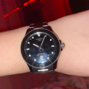 Tissot Seastar 1000 - Bara klockan, inte box eller nåt med, dock kommer i en liten påse. Yette fin och är i yette bra skick och nästan aldrig andvänts. Nypris 5695kr☺️ säljer för 4850kr (kan prata om priset om intresserad). Och super grish, passar alt.