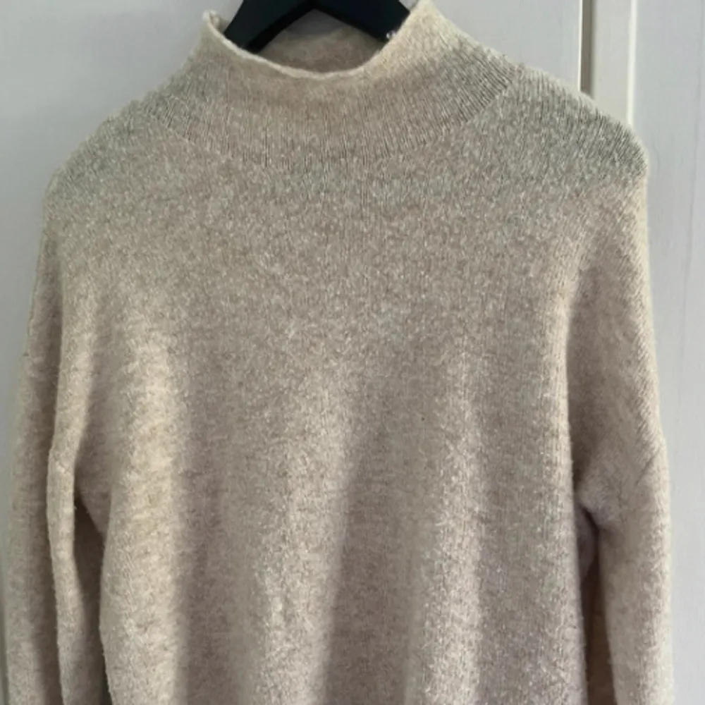 Säljer denna gosiga tröjan från Åhléns, lite nopprig där av priset💙💙ps man ser inte på bilden att den har en liten krage, kom privat för mer bilder). Stickat.