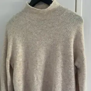 Säljer denna gosiga tröjan från Åhléns, lite nopprig där av priset💙💙ps man ser inte på bilden att den har en liten krage, kom privat för mer bilder)