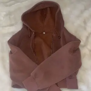 Säljer denna superfina bruna koftan/hoodie då den blivit för liten i armarna.💓 storleken är S men skulle säga xxs för armarna är ganska korta.