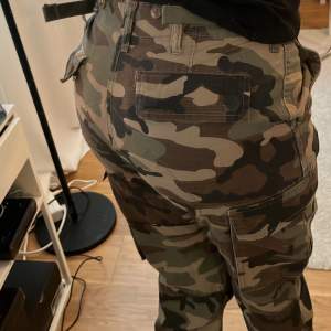 Camo cargo pants från Mnml, originalpris 670💗 storlek xs