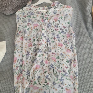 Somrig blus från h&m - Storlek 42, kortärmad tröja, oanvänd, perfekt till sommaren 