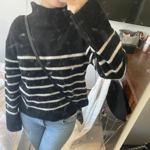 Tröja - Svart och vit randig stickad tröja med krage. Möts upp eller så står köpare för frakt💕
