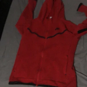 Nike tech jr röd - Snygg tröja i bra skick storlek 158-170 jr 