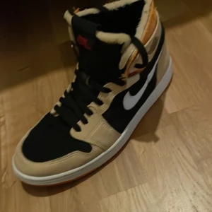 Air Jordans 1s, Zoom air - Har använt skorna några gånger så de är använda men nu har dom bara stått, dom är ganska fina ser inget fel me dom. Storlek 43