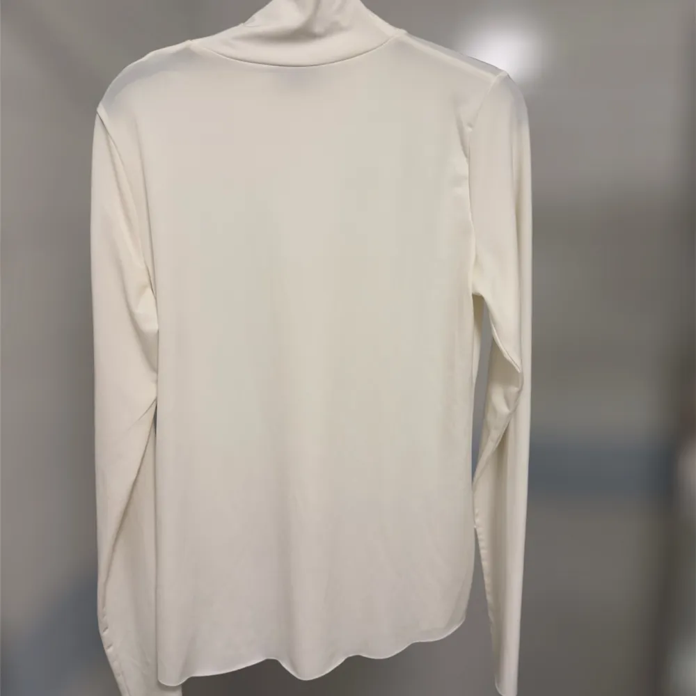 Jättefin tröja från Lindex i storlek M. Helt oanvänd utan prislapp. Den är lite genomskinlig men snygg!!. Toppar.