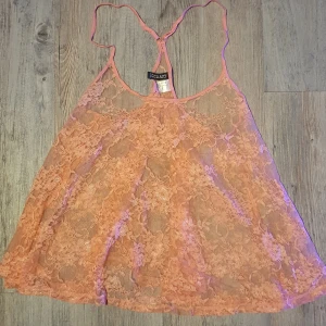 Spetsrosa genomskinlig linne - Extremt bra skick, kan fungera som topp över simkläder, croptopps, eller vad som! 