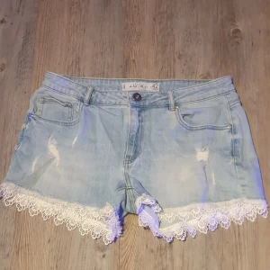 Sommriga jeansshorts med vita spets - Nästan helt oanvända (skulle kolla ifall de passade) funkar fint till sommaren!