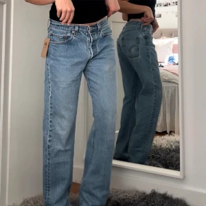Levis 501 - Vintage 501or, superfina men har för många jeans! Ganska lågmidjade och raka i passformen. Har två nästan likadana, ett par i W31 (storlek XS-S) och ett par i W32 (storlek S-M)
