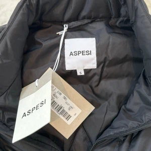 Aspesi Väst - Säljer nu denna feta väst ifrån det italienska lyxmärket - Aspesi. Västen är helt ny och har aldrig använts, tagsen är kvar - Storlek: S - Nypris: 4500 kr - Hör av er vid minsta fråga eller fundering :)