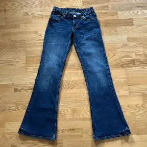 Lågmidjade jeans från Monki med storlek waist 25, bra skick, använda ca 4 gånger. Med fin detalj på bakfickorna.