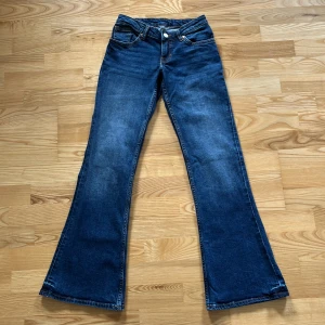 Jeans - Monki, Waist 25 - Lågmidjade jeans från Monki med storlek waist 25, bra skick, använda ca 4 gånger. Med fin detalj på bakfickorna.
