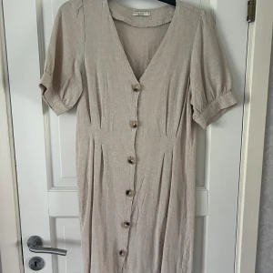 Linneklänning - Linneklänning med knappar och fin midja. Från Ginatricots premium quality kollektion i storlek 38. Köparen står för frakten 🥰💕