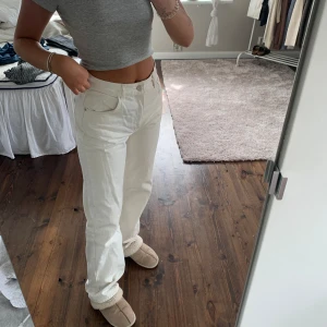 Tvåfärgade jeans  - Snygga jeans från pull&bear med ena sidan krämvit, andra beige! 