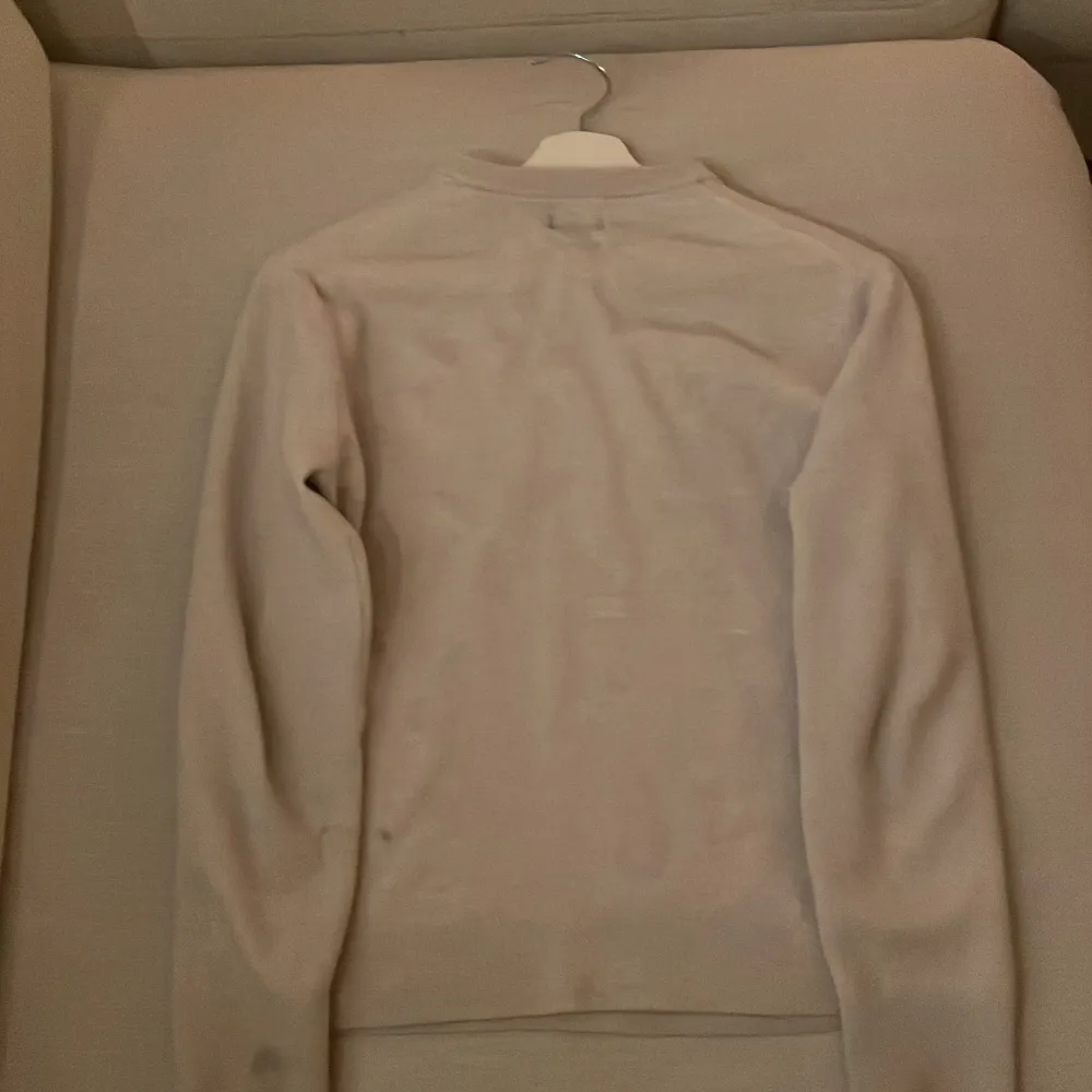 Den är i s använd typ 3 gånger köpte för liten den är nästan helt ny och väldigt bra skick den är vit beige Kashmir tröja/hoodie. Den ser lite grå ut men på bild 4 ser ni lite mer färgen den är beige vit.. Hoodies.