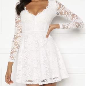 Superfin vit klänning, perfekt för student eller annat, endast använd någon gång!🤍🤍