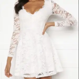 Superfin vit klänning, perfekt för student eller annat, endast använd någon gång!🤍🤍