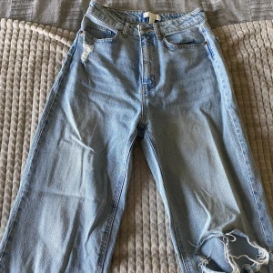 Ljus blåa jeans  - Bra skick, inga slitage. Sitter lite kortare vid fötterna för mig, är 167,5cm. Väldigt sköna och stretchiga. Säljer för 100kr