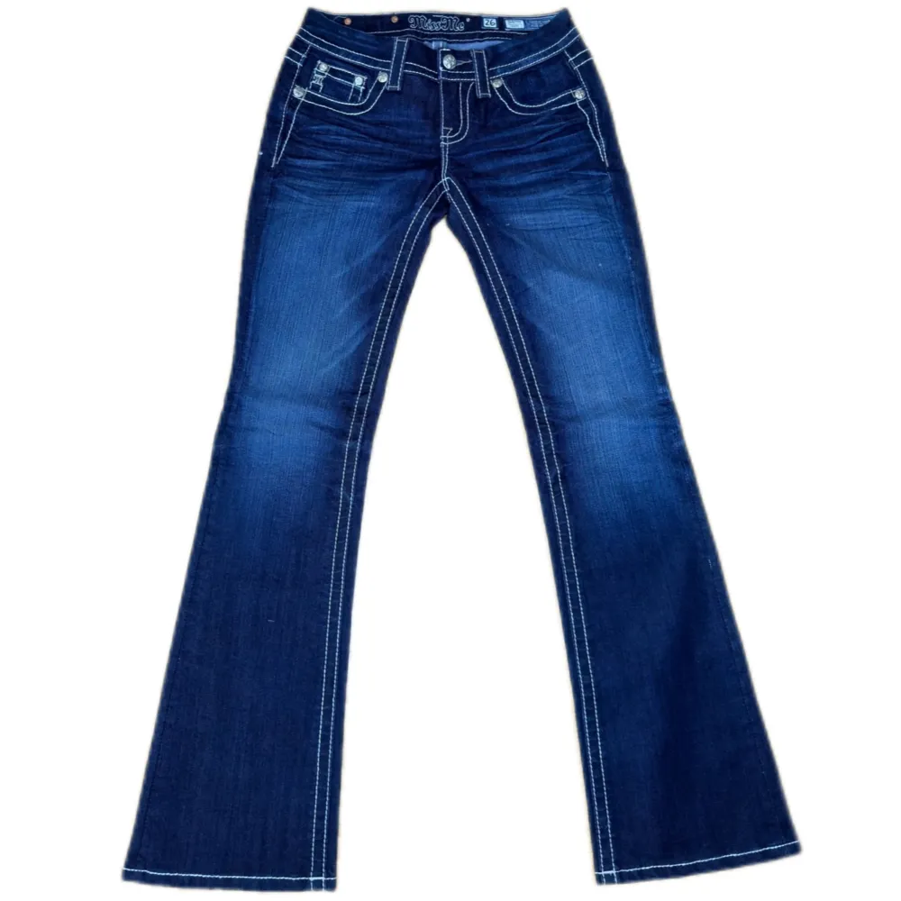 Miss Me jeans i modellen ”signature/boot” midjemåttet rakt över är 39cm. Ytterbenet 107cm och innerbenet 86cm. Jeansen är som helt nya. Kontakta vid intresse!. Jeans & Byxor.