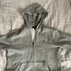 Ralph lauren zip hoodie - Fin icke använd tröja som är bra nu till våren och sommaren. Köpt på NK Göteborg för 1099kr.
