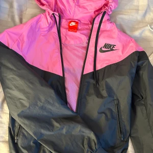 Nike jacka - Jacka från Nike. I fint skick.
