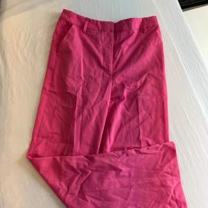 Rosa kostymbyxor från Bikbok, använda en gång. Byxorna är köpta i storlek 40 för en lite lösare passform. Perfekta nu till våren och sommaren🌟