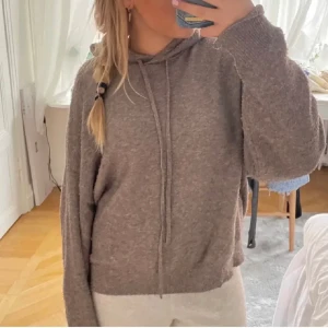 Stickad hoodie - Säljer nu denna sååååååååå snygga hoodie som tyvär är för stor❤️❤️❤️