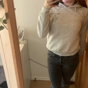 Jättefin ma chérie tröja från Gina💗 - På framsidan och backsidan är den lite urtvättad men ändå jätte fin har växt uren så aa💋