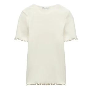 Ribbstickad t-shirt  - Söt ribbstickad t-shirt från Zara🤍