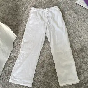 Det är ett bara vita linne byxor ifrån Gina Young 💗 Jätte fina! Använd fåtals gånger.  Ni kan skriva om ni vill ha fler bilder💕