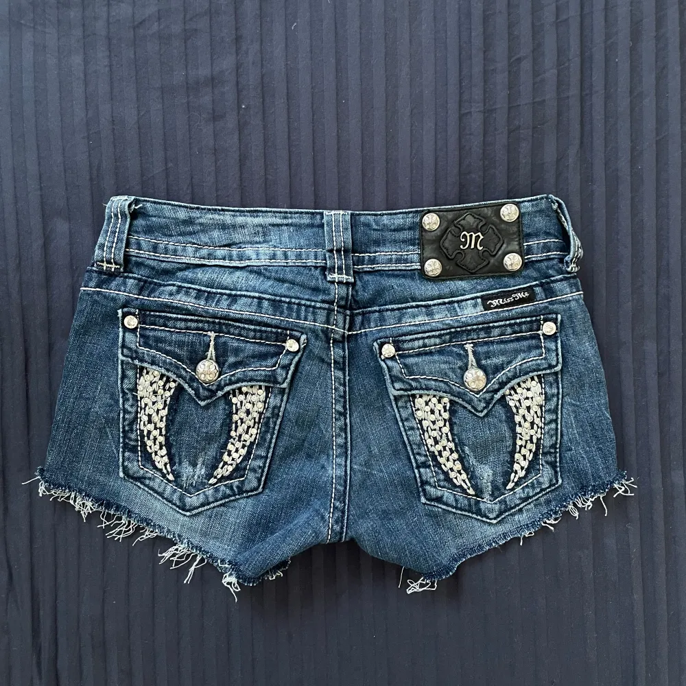 Midjemått: 37cm Omgjorda från jeans till shorts av mig🫶 Tyvärr blivit för små för mig så kan ej ta bild med de på❤️. Shorts.