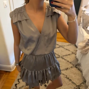 Silverklänning - Jätte fin mörkgrå silver klänning! Perfekt till sommaren och fest🥰topp skick 